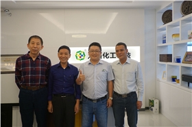 漆強(qiáng)化工張文與順德涂料商會一行人合影.jpg