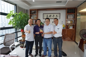 順德涂料商會會長為漆強(qiáng)化工送上金羊.jpg
