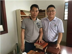 漆強化工木器漆廠家總經理張總和世冠門業何總合影.jpg