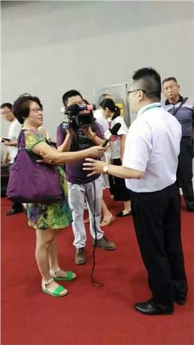 廣東電視臺正在采訪漆強化工總經理張總.jpg