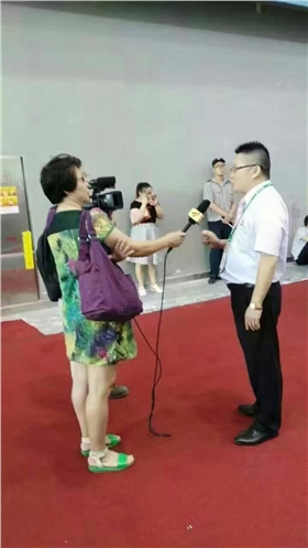 廣東電視臺正在采訪漆強化工總經理張總2.jpg