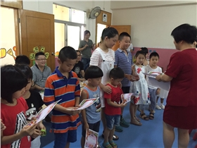 羅定市殘疾人聯合會吳理事長為獻愛心的孩子們頒發獎狀，以資鼓勵.jpg