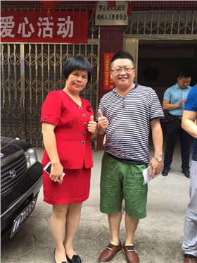 羅定市殘疾人聯合會吳理事長(左)和漆強漆化工總經理張文(右).jpg