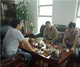 漆強化工業務蘇經理(左)與江西南康客戶(右).jpg