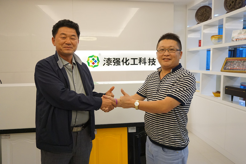 漆強化工總經理張文（右一）.jpg