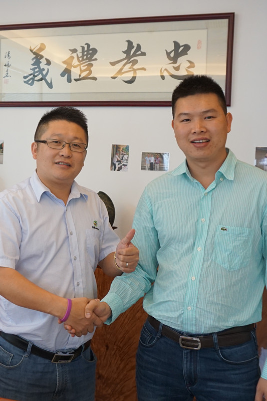 漆強漆總經(jīng)理張文與騰訊網(wǎng)·亞太家居負責(zé)人饒德亮.jpg