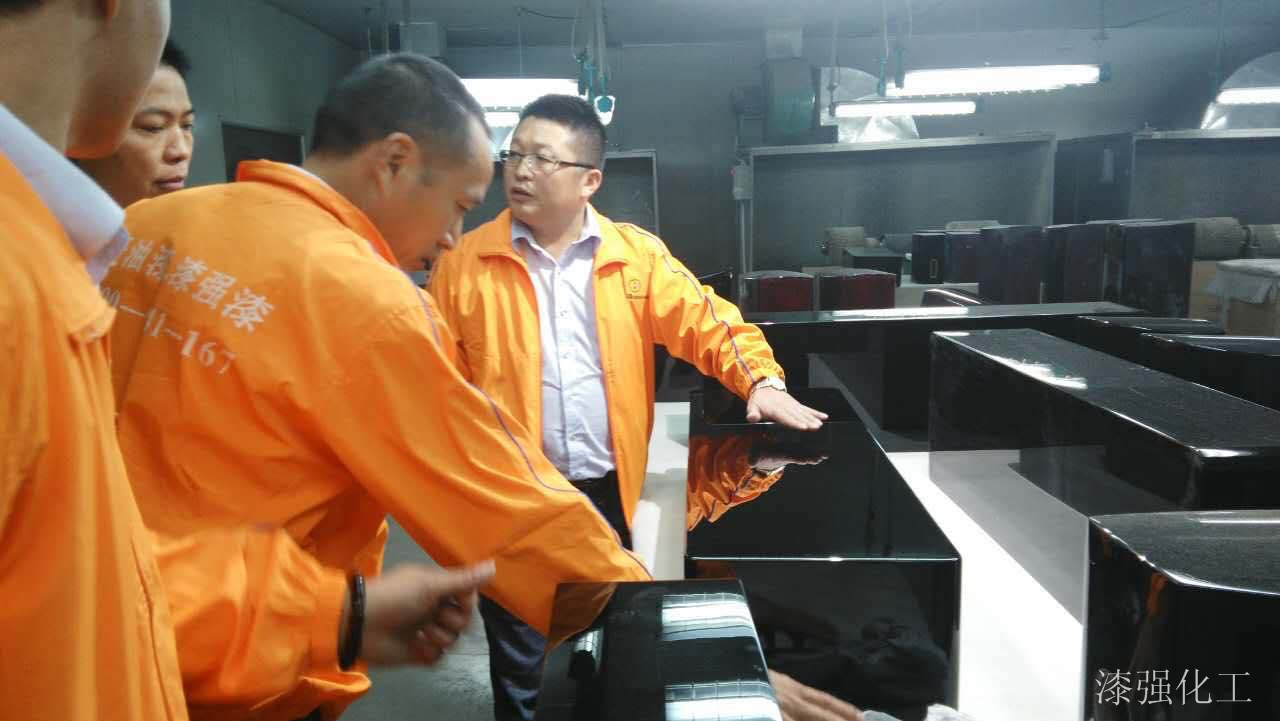 漆強化工總經理現場提供涂裝技術指導.jpg