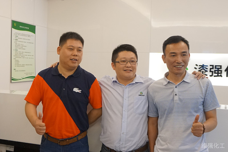 漆強總經理張文與富麗圖束總合影（水印）.jpg