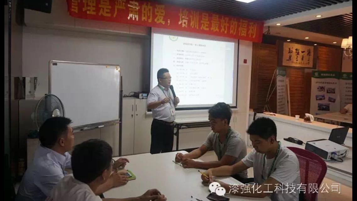 商學(xué)院院長張文以漆強(qiáng)化工《目標(biāo)與未來》做開場白.jpg