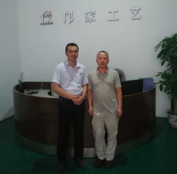 漆強化工業務杜經理（左）與鄺家工藝鄺總（右）合影.jpg