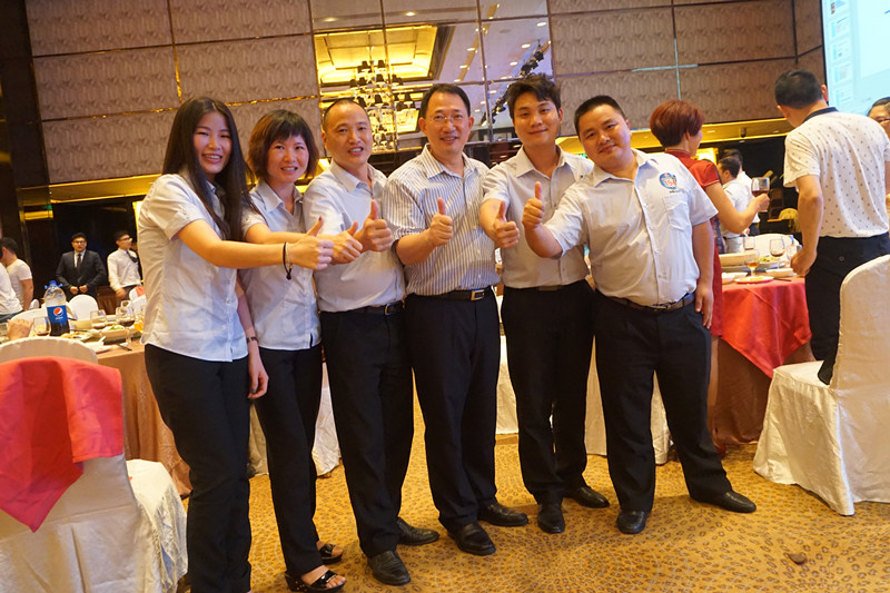 漆強(qiáng)化工網(wǎng)絡(luò)團(tuán)隊(duì)與CCTV-2 央視財(cái)經(jīng)評(píng)論員、單仁資訊集團(tuán)董事長單仁合影(右三).jpg