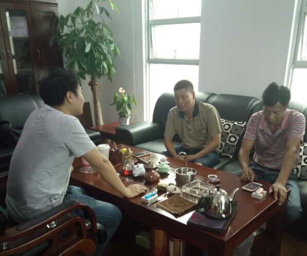 漆強化工業務蘇經理(左)與江西南康客戶(右).jpg