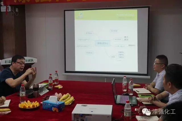 王鵬輝老師認真為漆強品牌的發展把脈診斷.jpg