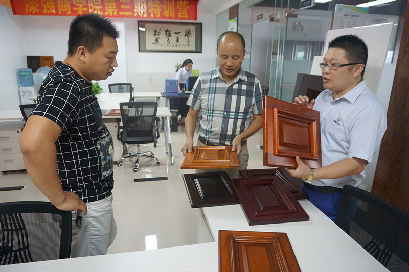 李會長和周理事被漆強水性漆所做的產品效果所吸引.jpg