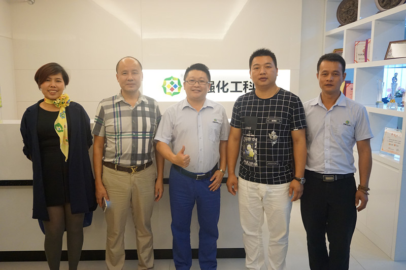 漆強化工張總和湖南商會家具協會李會長一行人合影.jpg